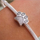 Charm con huella de pata de perro en plata de ley 925